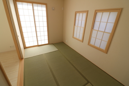 リビング　明るいリビングで和室とつながる広い空間です。
