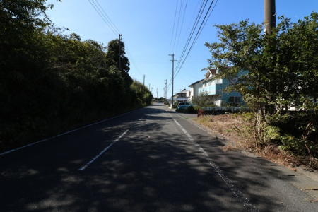 前面道路含む現地写真 北東から南東側道路を撮影。物件は右側。