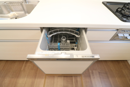 キッチン　収納豊富なシステムキッチン。
床下にも収納スペースがあるので収納スペースが豊富！
スライド式なので重たい調理器具なども楽にしまうことができます。