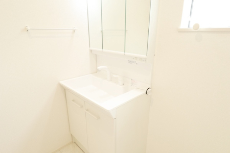 洗面台・洗面所 ゆとりの洗面スペースで朝の身支度も快適スムーズに♪
鏡の裏にはたっぷりと収納スペースを標準装備！