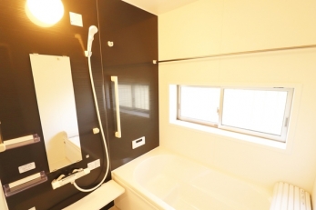 浴室　窓付きの明るいバスルームです♪
